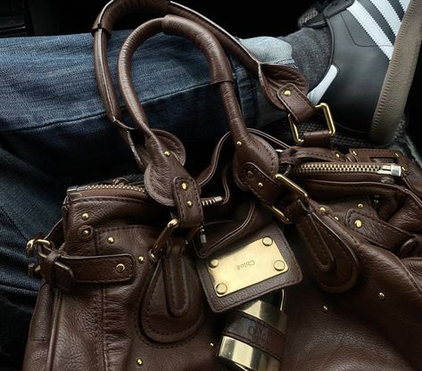 brownbagoldmoneyslayyyyyinspochloébagnewyorkitgirlcoreesquexxxoxoxo Brown Handbag Aesthetic, 2024 Energy, Jeans Casual Outfit, Bag Adidas, Chloé Bag, Casual Outfit Idea, Adidas Sambas, Nyc Girl, Bag Aesthetic