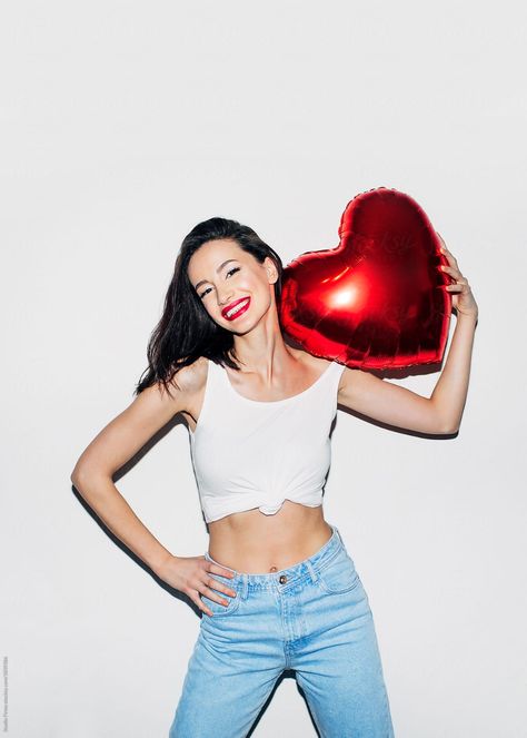 Beautiful young woman holding red heart shaped balloon in front of a white background Vday Photos, Valentine Photo Shoot, Personal Branding Photoshoot, Creative Photoshoot Ideas, Valentines Day Photos, Glam Photoshoot, Photography Posing Guide, Valentine Photography, Valentine Photo