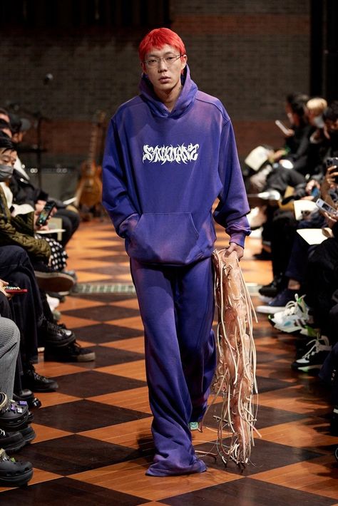 “Characterized by a deconstructionist aesthetic, SANKUANZ’s Fall/Winter 2022 collection blends high fashion and streetwear styles. Titled “A Room With No Sound,” founder and creative director Shangguan Zhe elevates the brand’s cadence of wide-ranging inspiration by not only blending dress notes but by re-incorporating elements from previous collections.” Hypebeast Fashion, Hypebeast Style, Nylon Pants, Single Button Blazer, Mens Fall, Winter 2022, Leather Biker Jacket, Fall 2022, Mens Fashion Trends