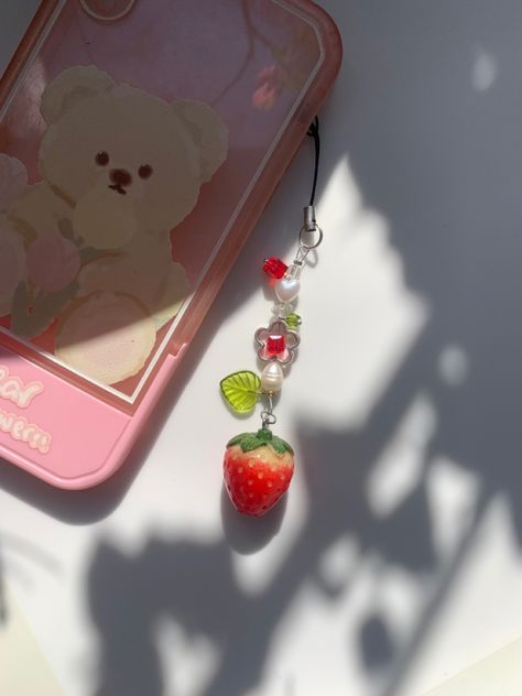 Phone charms strawberry Cute Phone Charms Diy, Aesthetic Phone Charm Ideas, Strawberry Phone Charm, How To Make Phone Charms, Clay Phone Charm, Phone Charms Diy, Diy Phone Charms, Phone Charm Ideas, Aesthetic Phone Charms