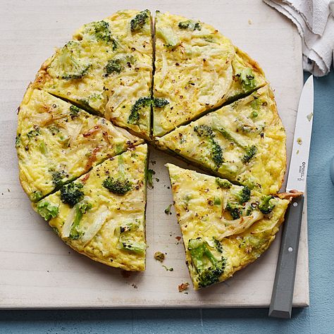 Enjoy a tasty and delicious meal with your loved ones. Learn how to make Broccoli and Cheddar Frittata & see the Smartpoints value of this great recipe. Cheddar Frittata, Healthy Frittata, Broccoli And Cheddar, Plats Weight Watchers, How To Make Broccoli, Plat Simple, Weight Watchers Breakfast, Frittata Recipes, Broccoli Cheddar