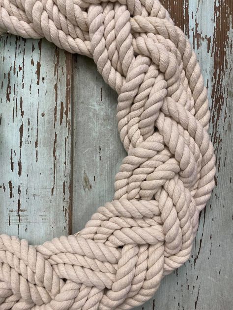 Coastal Rope Decor, Nautical Rope Art, Beach Wreath Diy, Coastal Wreath Diy, Seashell Wreath Form, Shell Wreath Diy Seashells, Beach Wreath Ideas, Cardboard Wreath Form, Nautical Rope Wreath