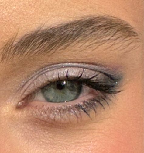 Dark Grey Eyeshadow Looks, Grey Eyeliner Blue Eyes, 90s Makeup Blue Eyes, Eyeshadow For Gray Blue Eyes, Blue Eyes Grey Eyeshadow, Cool Tone Eye Makeup Looks, Makeup For Grey Blue Eyes, Simple Grey Eyeshadow Looks, Eye Makeup For Blue Grey Eyes