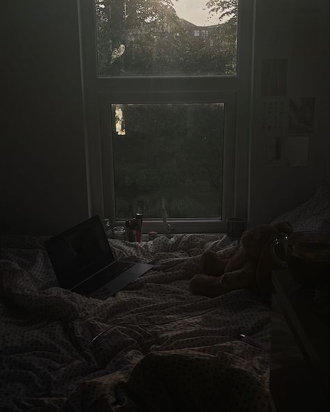 Teen Bedroom Bed, Edgy Bedroom Aesthetic, Messy Aesthetic Room, Dark Room Aesthetic Bedroom, Grunge Bed, Messy Room Aesthetic, Room Aesthetic Grunge, Cozy Teen Bedroom, Dark Room Aesthetic