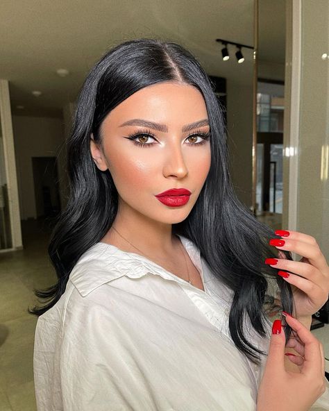 Red Lip And Winged Eyeliner, Formal Makeup With Red Lipstick, Red Lips Winged Eyeliner, Mua Makeup Looks, Red Eyes Makeup, Red Lip Makeup Looks, Eyeliner And Red Lips, Red Lip Makeup Look, Sharp Eyeliner