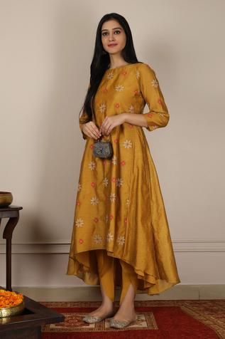 Shop for Nadine Yellow Chanderi Embroidered Kurta And Dhoti Pant Set for Women Online at Aza Fashions Kurta With Dhoti, Kalidar Kurta, डिजाइनर कपड़े, Straight Cut Dress, Dhoti Pant, Recycled Dress, Anarkali Dress Pattern, Simple Kurta Designs, Designer Kurti Patterns