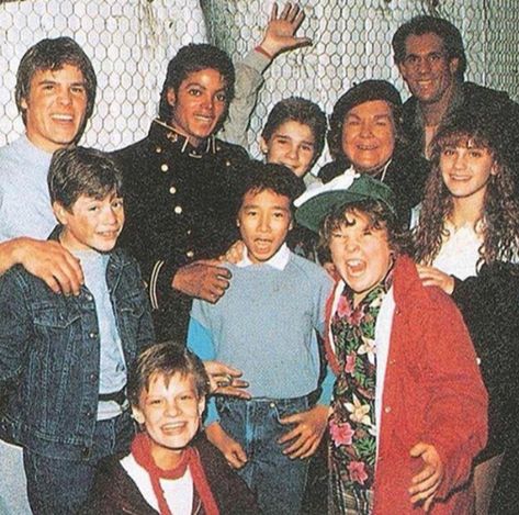 Michael Jackson with the cast of the Goonies | 1984 Goonies Cast, Les Goonies, Los Goonies, Goonies Movie, Goonies 1985, Stars D'hollywood, Corey Feldman, The Goonies, 90s Movies