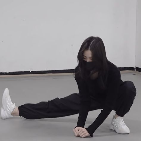 Itzy Practice Outfit, Kpop Princess Aesthetic, Workout Clothing Aesthetic, Dance Kpop Photo, Ryujin Dance Practice Outfit, Idol Trainee Aesthetic, Ryujin Workout, Practice Dance Outfits, Ryujin Dance Practice