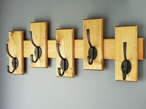 Farm Coat Rack, Diy Coat Rack, Wood Yard Art, Entryway Organizer, Wooden Rack, Pallet Decor, Entryway Organization, Wood Project, Rack Design