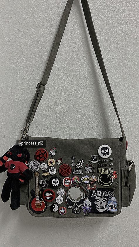 Grunge Bags Aesthetic, Alt Schoolbag, Alt Messenger Bag, Messager Bags Outfits, Bag With Pins And Patches, Grunge Stuff To Buy, Aesthetic Bag Pins, Aesthetic Book Bag, Pin Bag Aesthetic