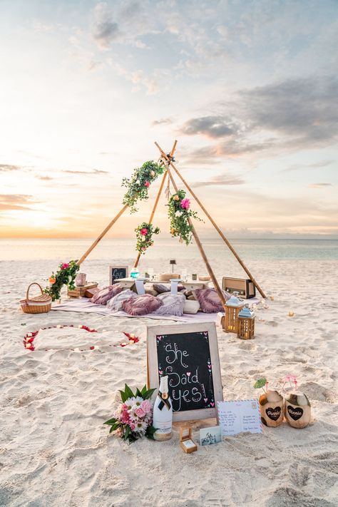 Proposal Ideas Beach, Proposal Picnic, Wedding Proposal Ideas Engagement, Romantic Beach Picnic, Picnic Party Decorations, Picnic Setup, Luxury Picnics, Night Picnic, Romantic Date Night Ideas