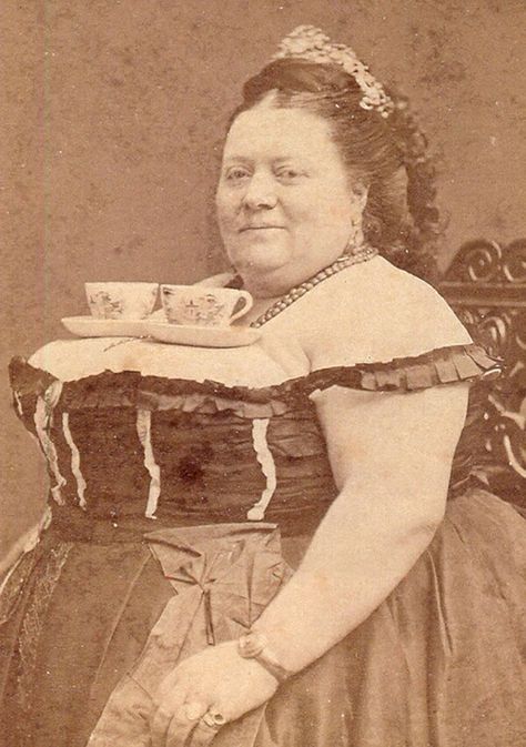 A Unique Tea Setting For Two Bad Family Photos, Vintage Foto's, Weird Vintage, 웃긴 사진, Foto Vintage, Photo Vintage, Old Photo, Mark Twain, صور مضحكة