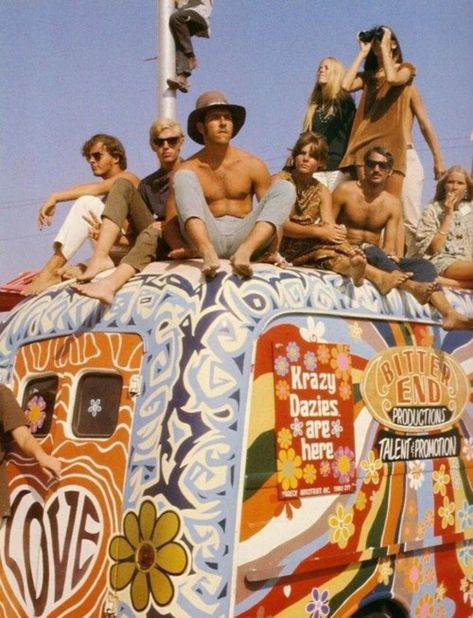 Mundo Hippie, 60s Aesthetic, Woodstock 1969, Velo Vintage, Hippie Bus, Woodstock Festival, Hippie Aesthetic, Estilo Hippy, Mode Hippie