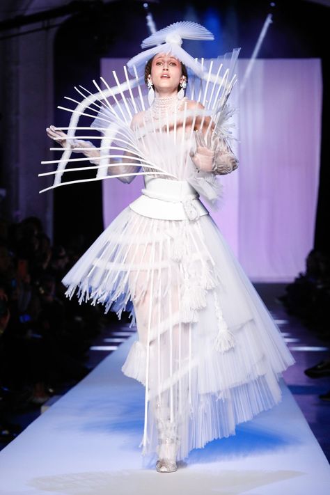 Armani Prive, Avangard Fashion, Sculptural Fashion, Spring Couture, Weird Fashion, Gala Dresses, Live Fashion, Haute Couture Fashion, Paul Gaultier