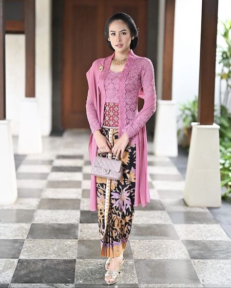 Indonesian Traditional Dress, Hairdo Kebaya, Kebaya Bali Modern, Outfit Kebaya, Kebaya Kutu Baru Modern, Model Kebaya Brokat Modern, Kutu Baru Modern, Kebaya Brokat Modern, Model Dress Kebaya