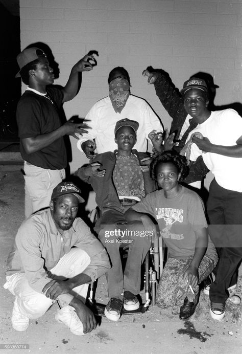 News Photo : Members of the Grape Street Crips pose "throwing"... Jam Master Jay, Jamel Shabazz, Larry Smith, History Of Hip Hop, Mode Hip Hop, Russell Simmons, Gang Culture, Arte Hip Hop, Hip Hop Classics