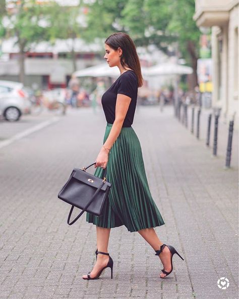 Long Pleated Green Skirt, Long Business Skirt, Jewel Tone Outfits Casual, Emerald Green Skirt Outfit, Dark Green Skirt Outfit, Green Long Skirt Outfit, Dark Green Outfits, Business Outfits Women Skirt, Green Pleated Skirt Outfit