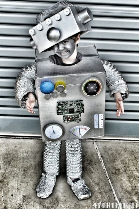 DIY Robot Costume - how to make the coolest Robot Costume Ever! ALSO how to throw and AMAZING Robot Party!! Diy Robot Costume, Robot Halloween Costume, Carnaval Diy, Best Diy Halloween Costumes, Robot Costume, Kostum Halloween, Kids Halloween Costumes, Robot Costumes, Robot Party