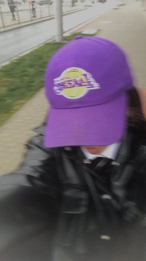 Purple Sports Aesthetic, Purple Cap Outfit, Ball Cap Aesthetic, Fitted Cap Aesthetic, Purple Hat Outfit, Ballcap Outfits, Girl With Cap Aesthetic, Lakers Aesthetic, Fitted Cap Outfit