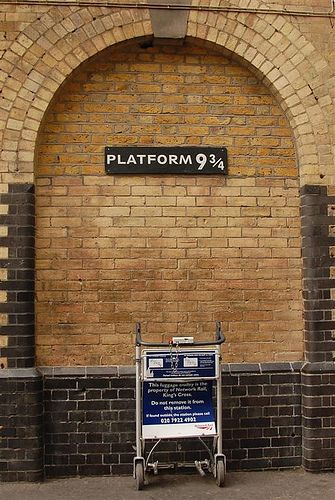 London - Platform 9¾ at London's Kings Cross station. The trolley seems to disappear into the wall. London Destinations, Harry Potter Locations London, Uk Adventure, London Harry Potter, Harry Potter Locations, Harry Potter London, Harry Potter Travel, Kings Cross Station, Uk Trip