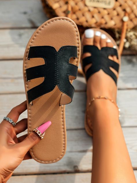 Nice Flat Shoes, Trendy Footwear, Women Slippers Fashion, Women Flat Sandals, Pretty Sandals, Trending Womens Shoes, Fashion Shoes Heels, Shoes Heels Classy, Fashion Shoes Sandals