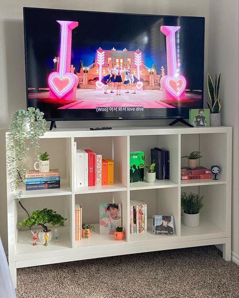 22 Apartment Bedroom Ideas For Maximizing Space & Style Bedroom Tv Stand Decor Ideas, Cube Tv Stand Ideas Bedroom, Tv Stand Decor Aesthetic, College Room Setup, Aesthetic Tv Bedroom, Kpop Living Room, Tv Stand Ideas For Bedroom, Tv Stand Bedroom Ideas, Tv Stand Decor Bedroom