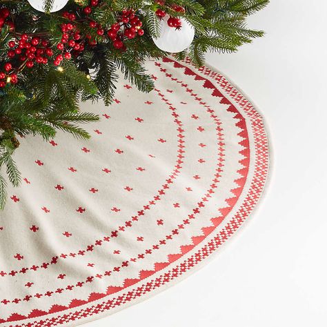 The Prettiest Christmas Tree Skirts Jumper Patterns, Natal, White And Green Christmas Tree, Red White And Green Christmas, White And Green Christmas, Scandinavian Christmas Ornaments, Pretty Christmas Trees, Wrapped Gifts, Scandinavian Christmas Decorations