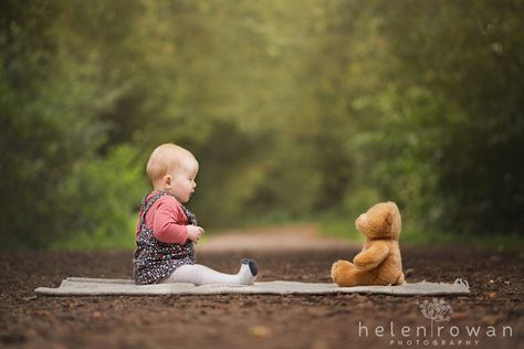 #helenrowanphotography #outdoors #photoshoot #85mm #family #summer #toddler #sitter #outfits #fun #posing #casual #teddy #teddybear Outdoors Photoshoot, Baby Picture Ideas, Outdoor Baby Photography, 6 Month Baby Picture Ideas, Toddler Poses, Baby Birthday Photoshoot, Foto Kids, Toddler Pictures, Toddler Photoshoot