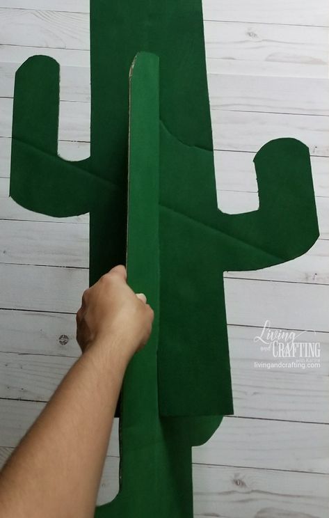 Diy Country Party Decorations, Cactus Cardboard Diy, How To Make Cactus, Giant Cactus Diy, How To Make A Cactus, Crafts Made Out Of Cardboard, Diy Cardboard Cactus, Cardboard Cactus Diy, Desert Decorating Ideas