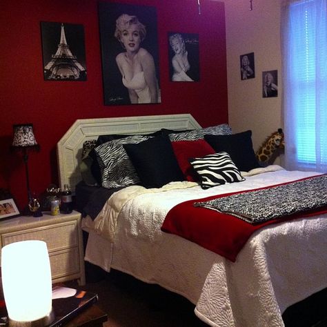 Rojos y Marilyn en tu dormitorio White And Red Room Ideas, White Room Red Accents, Room Ideas Red And Black, Red Black And White Room, Red Black White Bedroom, Black Red Room, Red Wall Bedroom Ideas, Red And White Bedroom Ideas, Red Wall Bedroom