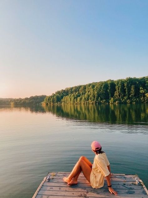 Aesthetic Lake, Granola Girl Aesthetic, Lake Girl, Summer Lake, Photographie Inspo, Granola Girl, Summer Goals, Foto Casual, Summer Bucket