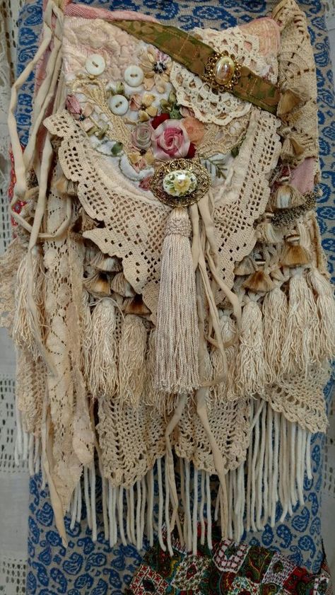 Handmade Vintage Lace Cross Body Bag Hippie Crochet Boho Hobo Fringe Bag tmyers #Handmade #MessengerCrossBody Tmyers Handmade, Shabby Chic Bags, Crochet Hippie, Stil Boho, Lace Bag, Hippie Crochet, Hippie Man, Crochet Boho, Estilo Hippie