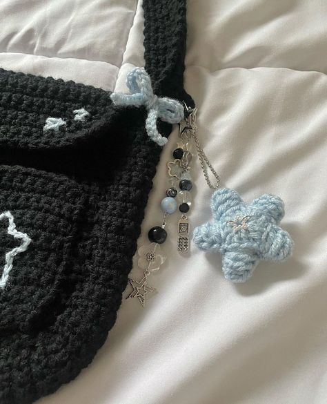 Crochet bag blue Keychains Crochet Business, Crochet Design Pattern, Pola Sulam, Kawaii Crochet, Fun Crochet Projects, Crochet Keychain, Dessin Adorable, Diy Crochet Projects, Nalu