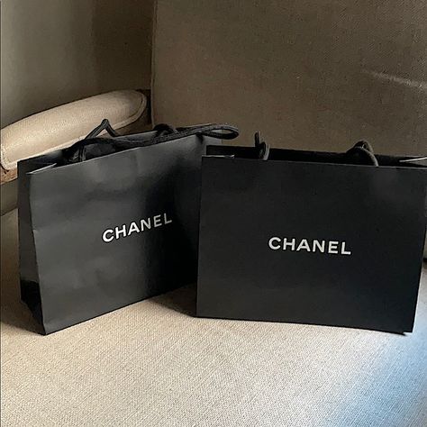 Cartier Dark Aesthetic, Chanel Shopping Bag, Blair Waldorf Aesthetic, Chanel Shopping, Magnolia Parks, Shopping Bag Design, Magnolia Park, Chanel Black And White, Chanel Party