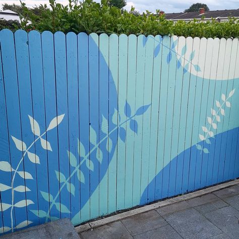 Creating an Outdoor Fence Mural Backyard Makeover Ideas, Fence Ideas Garden, Painted Fence, Exterior Murals, Garden Fence Art, Garden Fence Ideas, Fence Plants, Garden Mural, School Murals