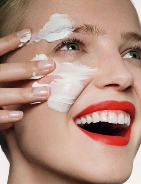 woman applying moisturizer Applying Skincare, Applying Moisturizer, Skincare And Makeup Products, Skin Cream Anti Aging, Oily Skin Care Routine, Ph Levels, Light Moisturizer, Simple Skincare Routine, Skincare And Makeup