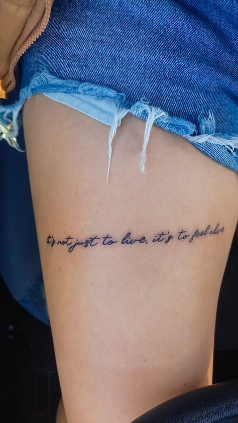 cursive lettering tattoo. leg tattoo it's not just to live its to feel alive Tattoo Ideas Female On Thigh, Thigh Tattoos Women Writing, Upper Knee Tattoo Women, Upper Knee Tattoo, Tattoo Pierna Mujer, Leg Quote Tattoo, Upper Thigh Tattoo, Thigh Script Tattoo, Tattoo Sentences