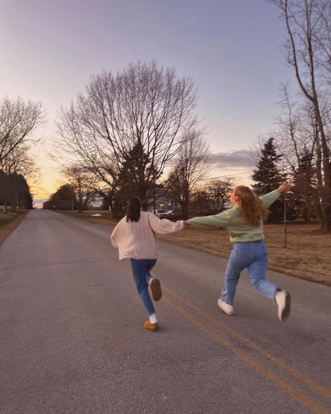 Friend Photoshoot 3 People, Fall Pictures To Take With Your Best Friend, Teenage Picture Ideas, In The Road Photoshoot, Picture Inspo Instagram With Friends, Fun Photoshoot With Friends, Fall Pics To Recreate, Running With Friends Aesthetic, Retro Photography Aesthetic