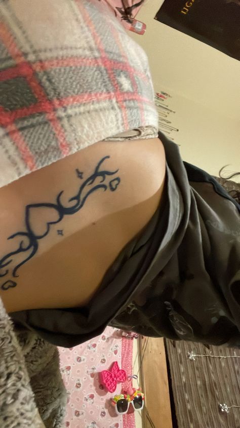 heart fake tattoo tramp stamp <3 Emo Tattoos, Tramp Stamp Tattoos, Waist Tattoos, Tattoos For Black Skin, Tramp Stamp, Cute Tiny Tattoos, Dope Tattoos For Women, Cute Tattoos For Women, Discreet Tattoos