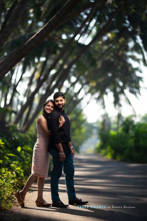 Engagement Portraits Poses, Pre Wedding Photoshoot Beach, Pre Wedding Photoshoot Props, Pre Wedding Photoshoot Outfit, Pre Wedding Photography, Wedding Photoshoot Props, Engagement Photography Poses, Indian Wedding Photography Couples, Pre Wedding Photoshoot Outdoor