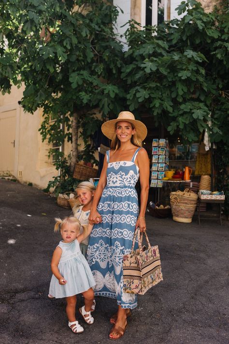 Summer Style Inspo - Julia Berolzheimer Julia Berolzheimer Outfits, Holiday Family Outfits, Casual Easter Outfit, Floral Outfit Summer, Summer Style Inspiration, Summer Modest, Greece Fashion, Preppy Women, Outfits For Mexico