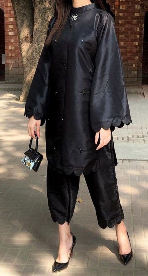 Black Suit Designs, New Party Wear Dress, Simple Suit Designs, Black Pakistani Suit, Velvet Suit Design, Dress Design Pakistani, Sara Fashion, Summer/fall Outfits, Diy Fashion Scarf