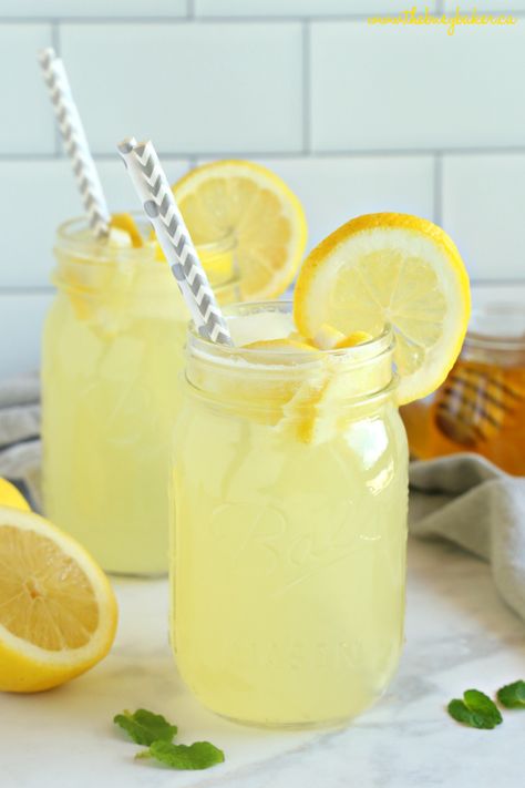 This Healthy 3-Ingredient Lemonade is a delicious all natural summer drink that's free of refined sugars and made with only 3 simple ingredients! Recipe from thebusybaker.ca! #healthylemonade #healthysummerdrink #weightwatcherslemonade Essen, Summer Drinks Kids, Healthy Lemonade, Healthy Summer Drinks, Honey Lemonade, Flavored Lemonade, Poetry Design, Lemon Diet, Smoothie Detox