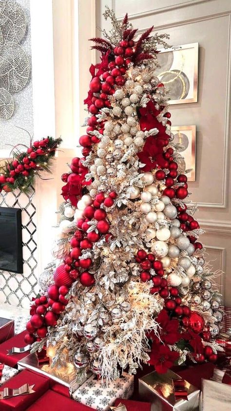 27 Aesthetic Christmas Tree Decoration Ideas for The Dreamy Christmas Tree Of All Time Christmas Banister, Elegant Christmas Tree Decorations, Christmas Hope, White Christmas Tree Decorations, Floral Christmas Tree, Red Christmas Decor, Elegant Christmas Trees, Christmas Themes Decorations, Christmas Tree Decorations Diy