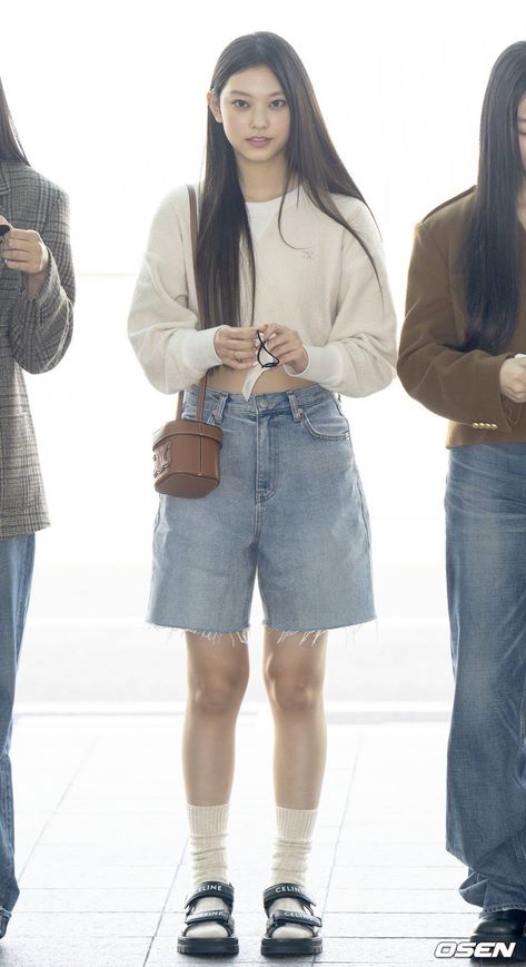 Kpop Idol Outfits Airport, Kpop Idol Fashion Female Casual, Kpop Idol Outfits Female Casual, Korean Outfits Street Styles Kpop, Airport Fashion Kpop, The Idol, Korean Outfit Street Styles, New Jeans Style, Jeans Outfit Casual