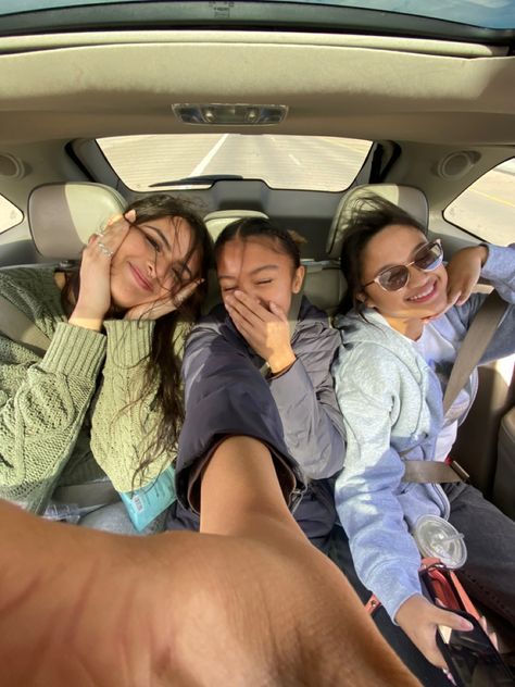 Aesthetic Car Pics With Friends, Trio Pics Ideas Aesthetic, Road Trip Selfies, Bff Pictures Trio, Pose In Car Picture Ideas, Photos To Recreate Trio, Cute Trio Photos, Roadtrip Photo Ideas, School Pic Ideas