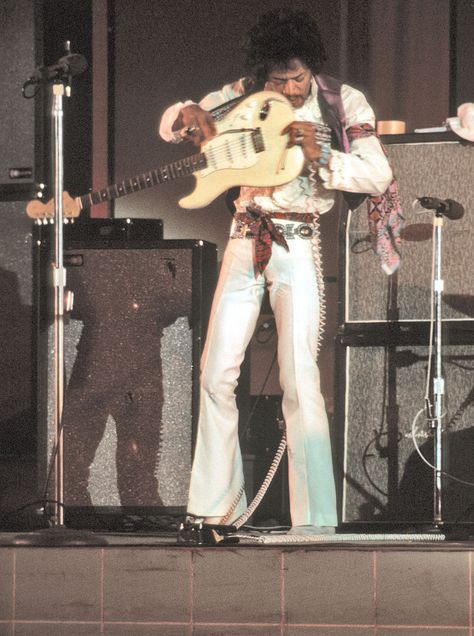 SEPTEMBER 1968:  Rock guitarist Jimi Hendrix performs onstage in September 1968. (Photo by Michael Ochs Archives/Getty Images) Jimi Hendrix Live, Electric Ladyland, Hollywood Bowl, Jimi Hendrix Experience, Rock Guitarist, Guitar Hero, Rock Legends, Music Legends, Cool Guitar