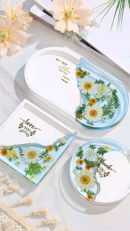 Let's Resin | 🌟 Dive into the charming world of Spring crafts! Enjoy the magic of resin casting powder again and see how this floral tray and coasters… | Instagram Casting Resin Projects, Resin Jewelry Tray Ideas, Resin Epoxy Ideas, Resins Ideas, Resin Tray Ideas, Resin Flower Tray, Resin Flower Art, Resin Art Ideas, Diy Resin Flowers