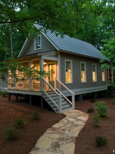 Cottage Tiny House 1000 Sq Ft Layout, Small Homes With Character, Camp Calloway, Small Metal House, Wohne Im Tiny House, Tiny House Towns, Haus Am See, Rustic Exterior, Small Cottages