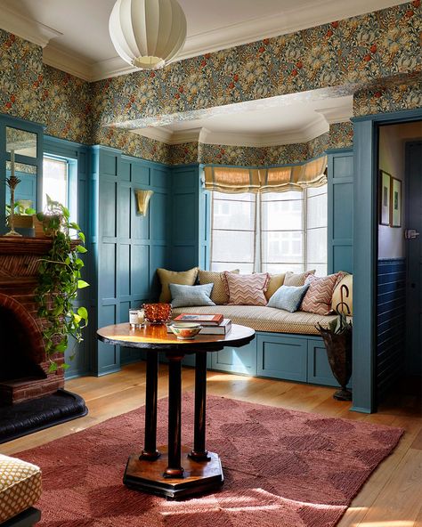 Long weekends are made for languid lounging at home, and this window seat is the perfect spot to curl up and wile away the day. Design firm @studioduggan paired a deep teal – Farrow & Ball’s ‘Berrington Blue’ – with ‘Golden Lily’ wallpaper by Morris & Co to create this cocoon-like space, and topped the seat with a pad upholstered in Fermoie’s ‘Wicker’ fabric. Explore the rest of this beautiful home in the current issue of ELLE Decoration, on sale now. Photography: @peas.in.my.pod #elledeco... Golden Lily Wallpaper, Bay Window Sitting Area, Terracotta Flooring, Lounging At Home, Lily Wallpaper, Summit Homes, Elle Decoration, Handmade Tiles, Deep Teal